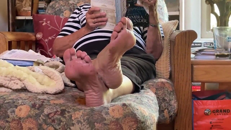 Aunt Ann: La matrigna mi lascia segare guardando le sue dita dei...