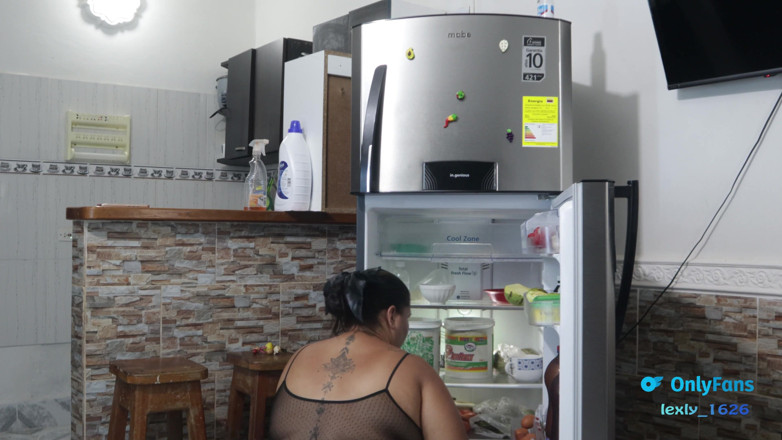 Lexly_16: Il figliastro del mio amico mi scopa in cucina e...