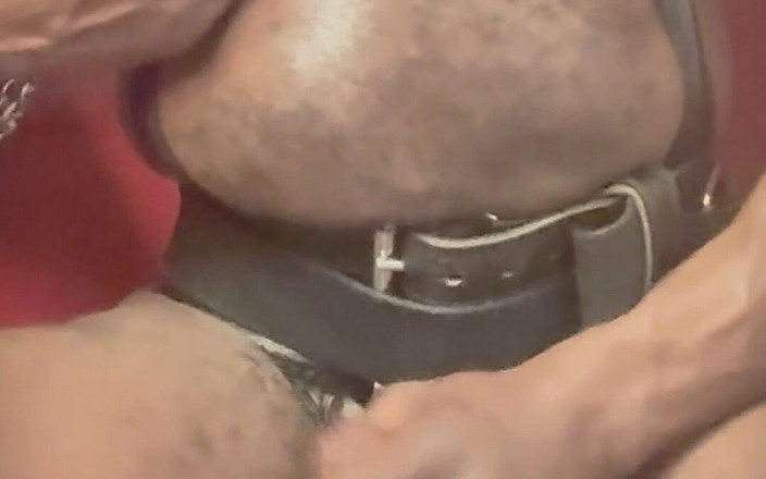 Black smoking muscle stepdad: Muskelleder-brust-harness, Eingehüllt, Tittenspiel &amp;geiles Wichsen