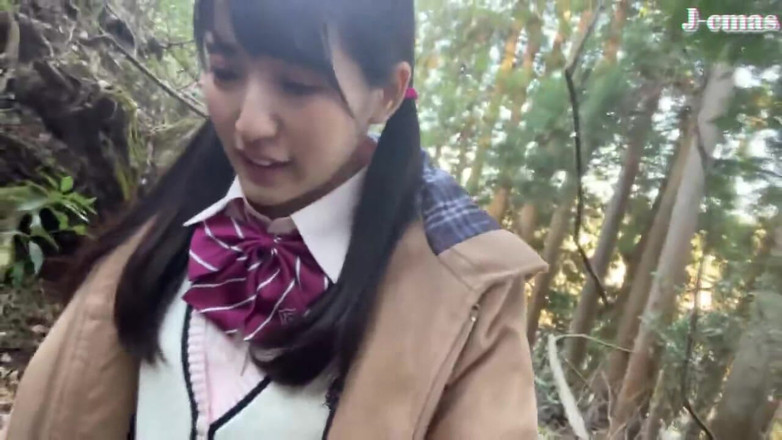 J-Cams: ディープキスが大好きなワイルドな美女は、どこへ行っても彼女の情熱を捉えます。- B
