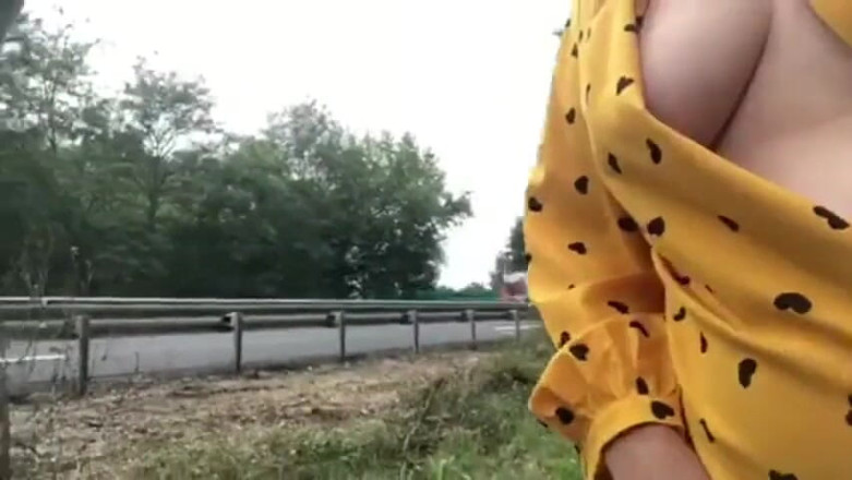 Loola et jim: Je montre mes seins au bord de la route