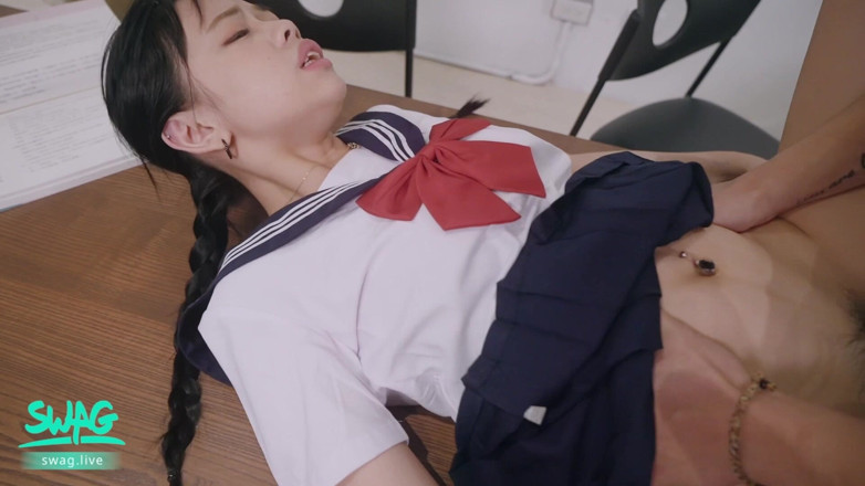 SWAG.live: Asyalı üniversiteli kız sınıfta profesörü baştan çıkarıyor