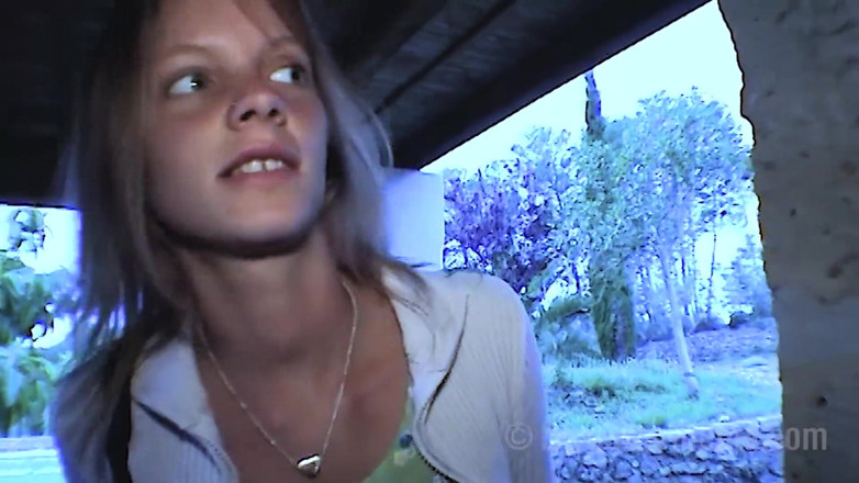 Petty by Sextermedia: 18letá teenagerka chčije kundu a stříká