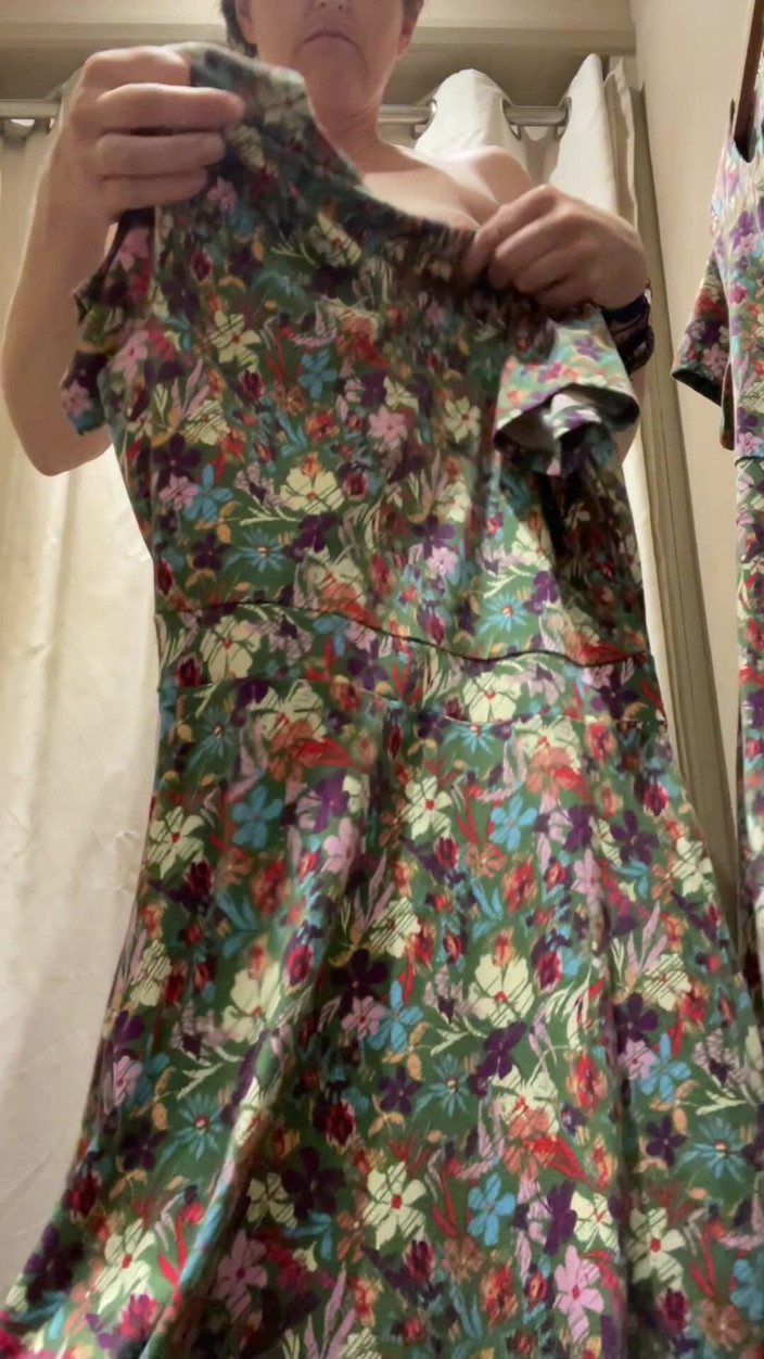 MistressWriggler: Se Mettre À Poil Pour Essayer De Nouvelles Robes En Public!