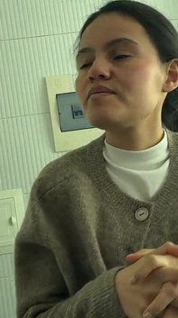 라틴 큰 엉덩이 여성이 여자친구의 가장 친한 친구의 브라 냄새를 맡으며 자위한다
