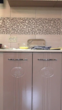 Moglie matura che prepara la colazione e la telecamera di sicurezza che la guarda. Culo grosso in mutandine bianche sotto una vestaglia corta