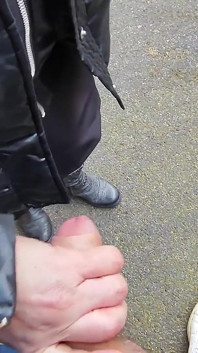 Esibizione cazzo - tiro fuori il mio cazzo di fronte a una ragazza arrapante per strada e lei mi aiuta a venire - vero molto rischioso
