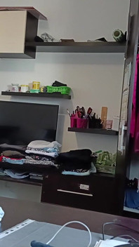 Sexy brunette doet naakte taken door het hele huis.