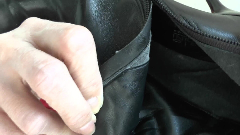 Lady Victoria Valente: ¡Lame las suelas de mis botas y luego huelo dentro...