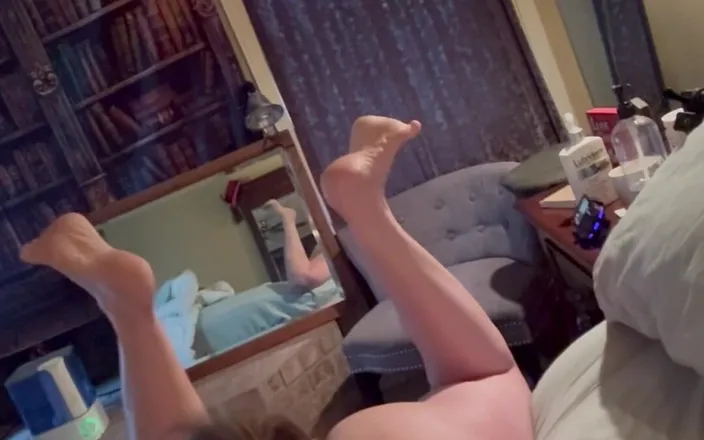 Bonewizzard69: La bella moglie bonemaiden si agita le dita dei piedi...