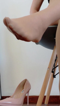 Roupa do dia - pequeno vestido preto, meia-calça e salto alto