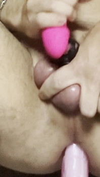 Sex Mashine трахнула мою мужскую киску, пока сперма не течет через пояс целомудрия