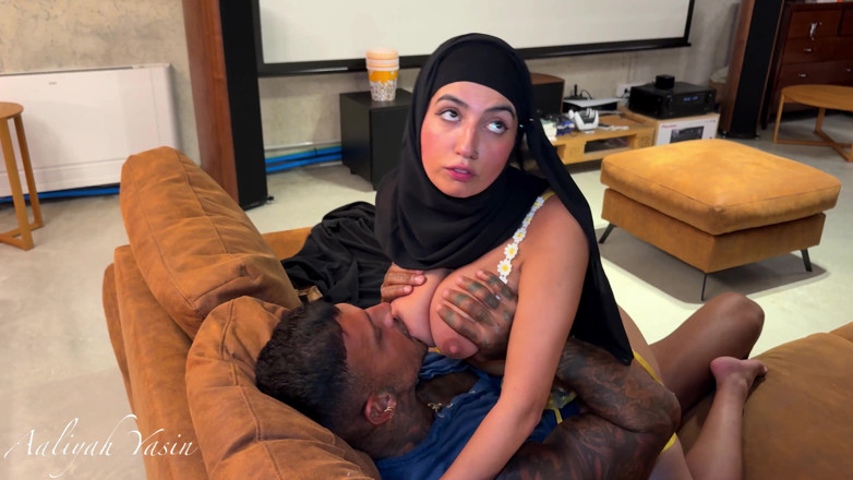 Aaliyah Yasin: La moglie musulmana tradisce suo marito con stallone italiano