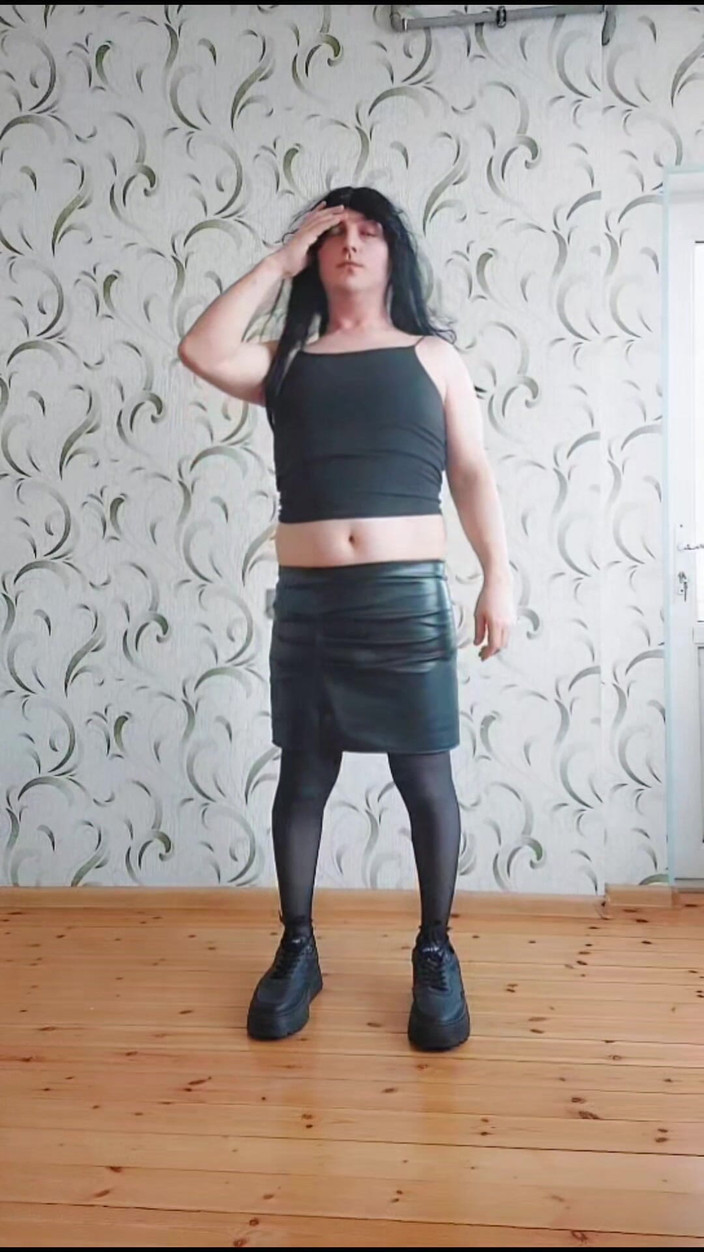 Kitty_Cross: La bella gotica principessa effeminato in gonna di pelle e...