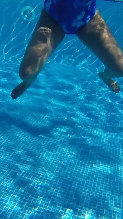 SweetSusi: Mit Neuem Badeanzug Im Pool