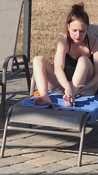 Sessione di footfetish a bordo piscina