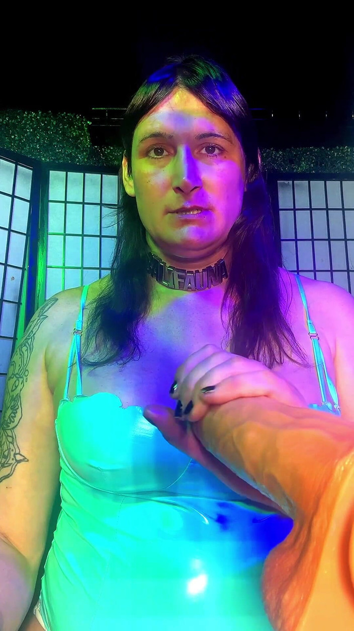 Cali Fauna: Naolejované N milující honění a kouření