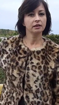 Katmanlı naylon çoraplı Wanilianna riskli bir yerde altın duş gösterisi yapıyor