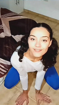Sexy latina-mädchen auf den knien und bittet dich, ihren mund mit milch zu füllen