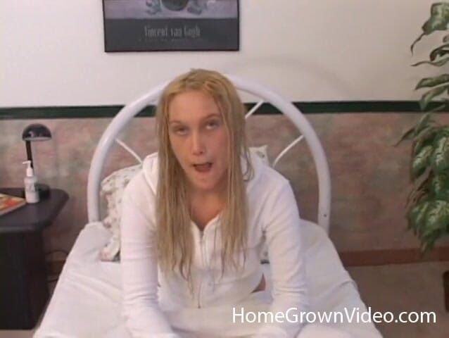 Homegrown Solo Babe: Kailey, nerveuse, écarte et branle sa chatte taillée