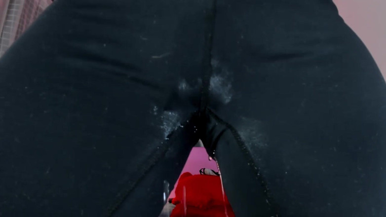 Niki Fox: Chorros y meando mis pantalones de yoga