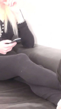 Rubia caliente lamida los pies por su novio