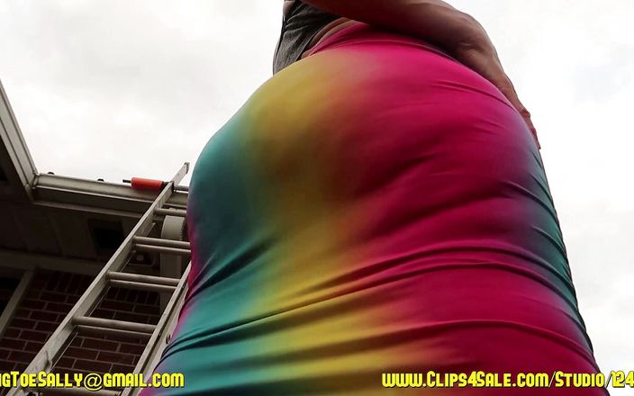 Long Toe Sally Big Buns: Twerking in einem exotischen regenbogenrock