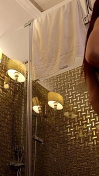 Heet en sexy vlezig poesje roodharige meid doet een show voor de camera door poesje te tonen onder haar gescheurde rok, geen slipje
