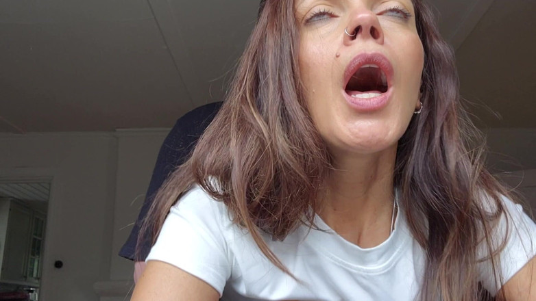 LoveAndRopes: Fantastisk MILF knullas hårt och får en enorm creampie se...