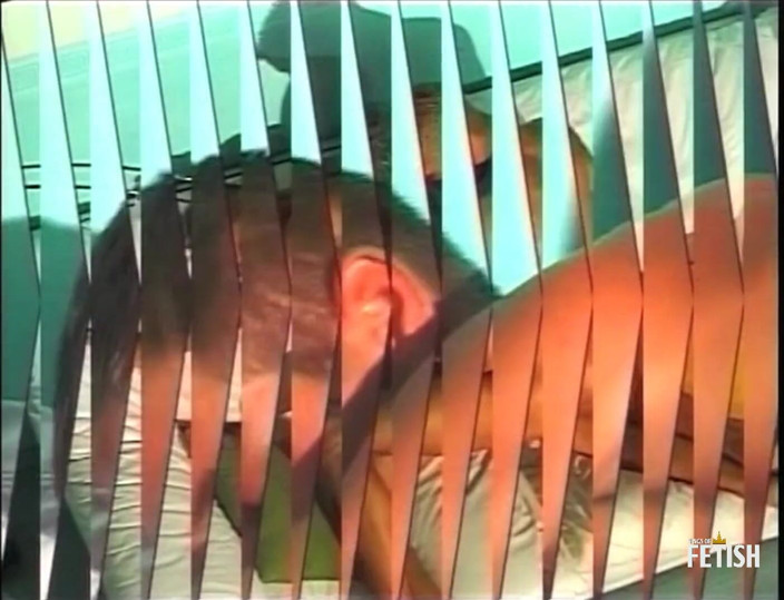 Gay Diaries: Gay twink strčí velký penis na svůj těsný zadek