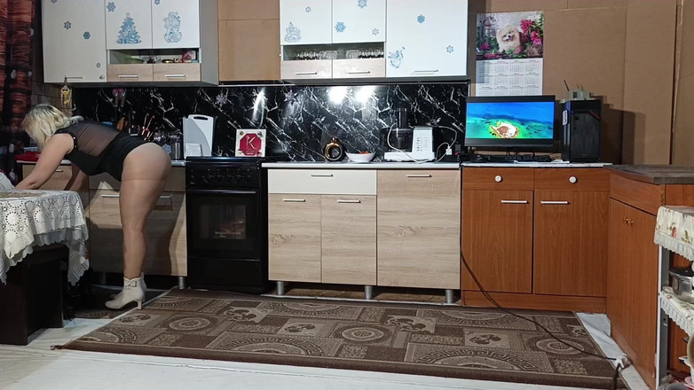 RedRoseRus: Nový kožich – pózování v kuchyni.