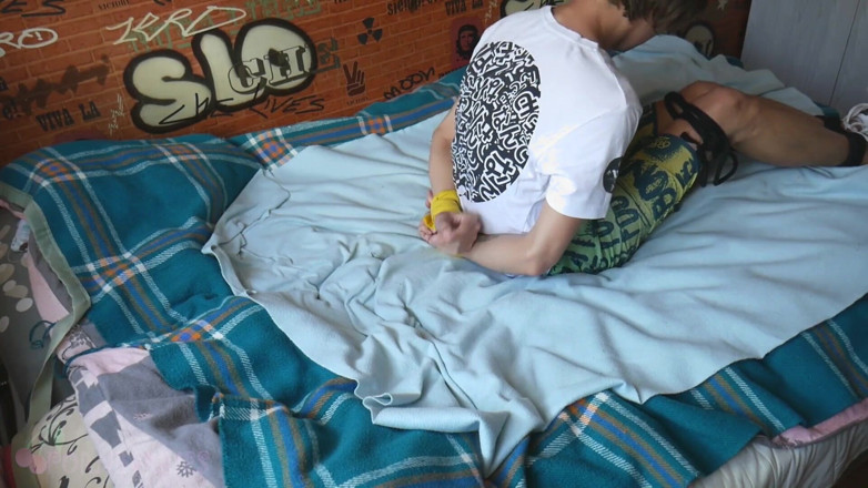 Ethan Alex: Alex se snaží osvobodit, nakonec je dojena