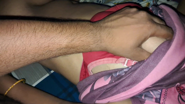 xshika: Une Indienne à gros nichons à la chatte poilue reçoit un creampie