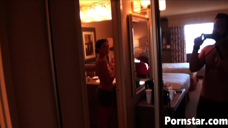 Pornstars: Amatör genç kız Mia Gold seks kaseti kaydediyor