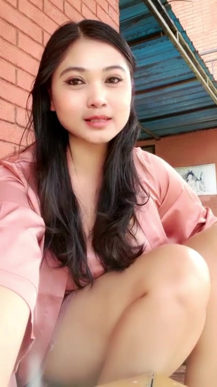 Hotindo: वह आउटडोर हस्तमैथुन करती है, बाहर मसालेदार अधोवस्त्र