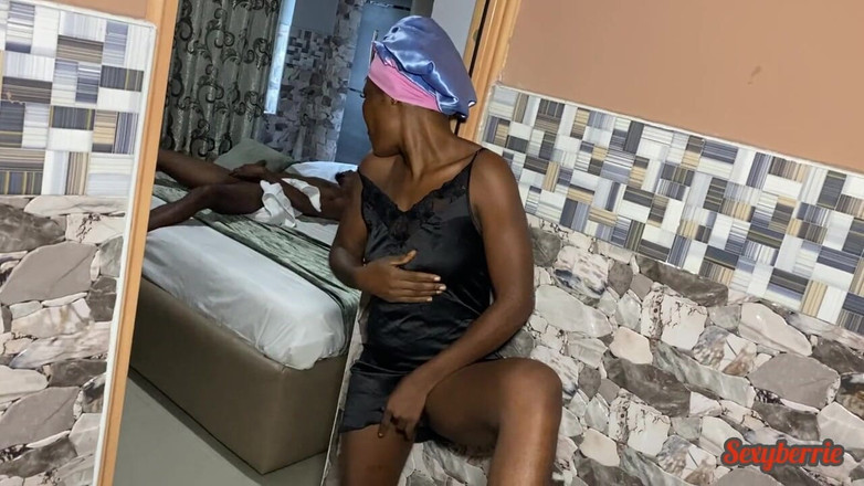 Sexy Berrie: Сводная сестра застукала сводного брата за мастурбацией большого члена и хочет, чтобы ее киску трахнули