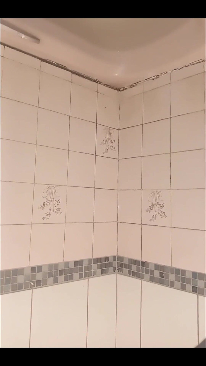 Black Bongs: Bărbat în baie