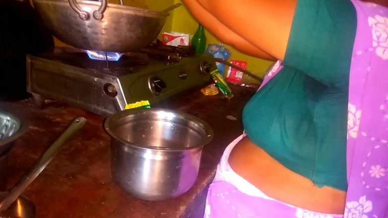 Desi Sathiya: Bu guru tamil lagi asik ngocok pak guru di dapur