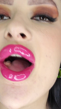 Enormes lábios de batom rosa brilhantes, chiclete, vibração labial 4k