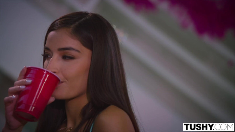 Tushy: Tushy - Avi y Emily viven para quedar boquiabierto