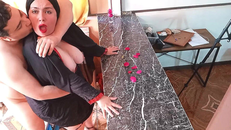 BBW Kelly Mom: किचन में हिजाब पहनी मेरी सौतेली मम्मी को चोदना