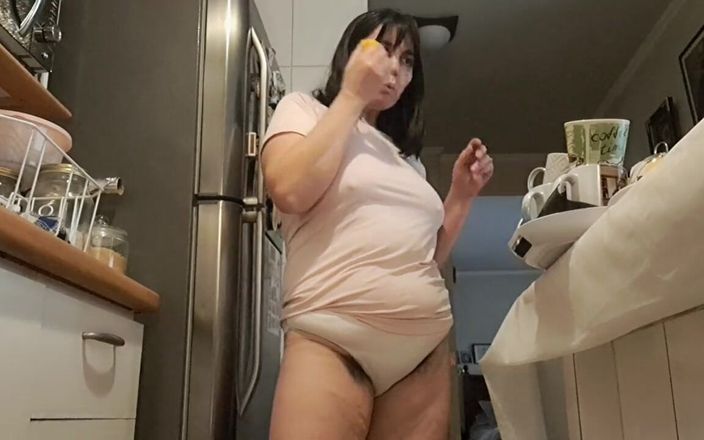 Mommy big hairy pussy: Máma děvka s chlupatou kundičkou a podvádějící manželkou v kuchyni