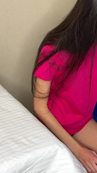 ลูกสาวเลี้ยงสลิม โดนพ่อเลี้ยงเย็ดเพราะสูบบุหรี่บนโต๊ะครัว