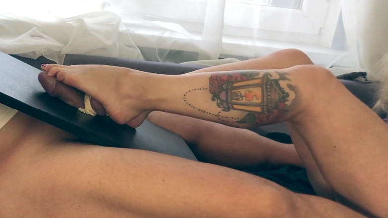 Amateur_fetish: Pies aplastando bolas