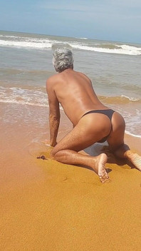 Ladysilva di pantai dalam seluar dalam menyamak pantat panasnya