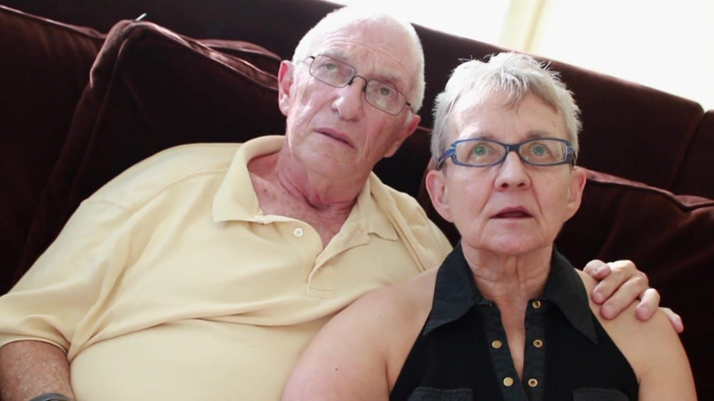 Hard-X: Stoute rijpe slet wordt geneukt in een trio