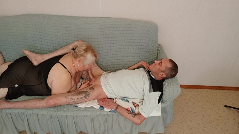 Zona901: sąsiadka ugniata gardło z głębokim lodzikiem i połyka spermę