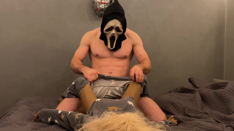 RyslanErotica: Răufăcătorul mascat se fute cu o păpușă sexuală de Halloween!