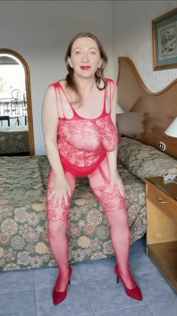 Ateşli orta yaşlı seksi kadın büyük göğüslerini bodystockings'te zıplıyor