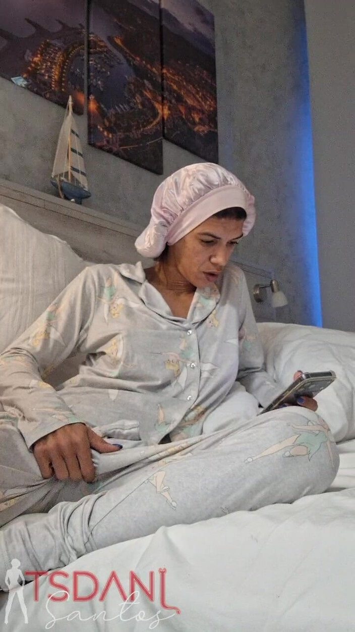 Tsdanisantos1: W domu dobrej shemale pokazując swojego kutasa